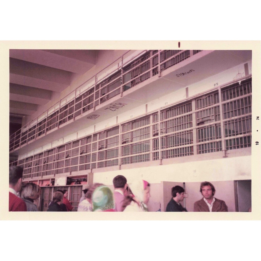 Vintage 1974 Alcatraz Prison Cellblock Zorro Graffiti Tourists Photo 3.5x5 - Picture 1 of 1
